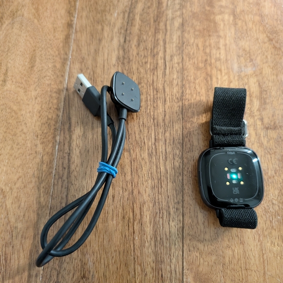 Fitbit Versa 4 - Picture 2 of 3